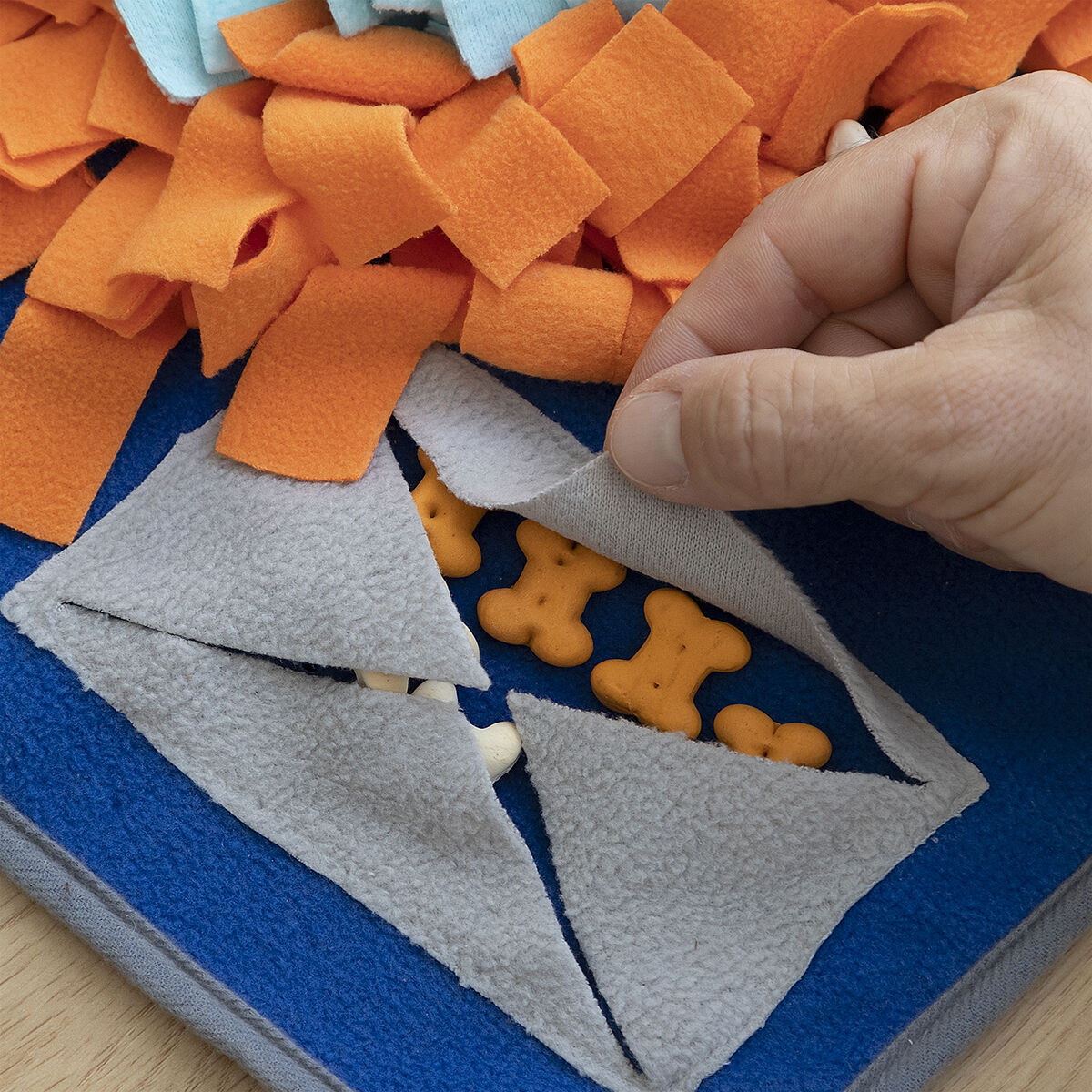 Sniffing mat for pets 